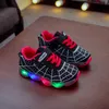 Дети повседневные туфли светящиеся кроссовки сетка Spider-Boy Girl LED зажигание ботинки светящиеся с легкими детскими детские дети светодиодные кроссовки 210303