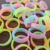 Bandes lumineuses Bagues Silicone Bijoux Bijoux fluorescents Couleur aléatoire 20mm * 5mm Glow mignon dans l'anneau des doigts sombre