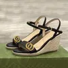 Summer Sandal Beach High Heels Fashion Casual Sandals 100% läderkilar Bälte spänne Kvinnor Lady Metal Cowhide Letter Work Shoe Stor storlek 35-41-42 US4-US111