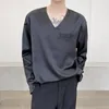 メンズTシャツ2021ファッショントレンドVネックショルダーパッド長袖Tシャツ男性韓国のサテンレトロベースシャツカジュアルTシャツティートップス