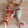 Coloré Vivid Swing Lucky Charm Koi Fish Porte-clés Porte-clés avec boîte Cloisonné Poissons Pendentifs Porte-clés Merci Cadeaux pour la fête de mariage