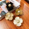 Length 6.3 CM Medium Size Pearl Flowers Claw Hair Clamps Korean Girls Bath Scrunchies Plastic Hairpins Women Shower Ponytail Head Catch Floral Hair Clip Ornaments