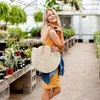 2022 Женская сумка Летняя новая простая круговая соломенная сумка для ручной женской женской сумки на плечо сладкое полые вязаные пляжные пакеты