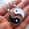 Creative Paar Kettingen Chinese Tai Chi Charm Stitching Hanger Ketting Ketting Sieraden Brother Friend Lovers Gift 2pcs / Set