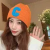Beanie Женщина корейская версия простой большой C-письма шерстяной теплый ухо защита вязаная шляпа для женщин зимний капот Femme
