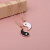 Creative Paar Kettingen Chinese Tai Chi Charm Stitching Hanger Ketting Ketting Sieraden Brother Friend Lovers Gift 2pcs / Set