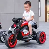 Kinder fahren wiederaufladbares elektrisches Motorrad, das männliche und weibliche dreirädrige Spielzeugautos mit zwei Antrieben und Lichtern reitet