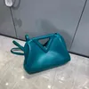 2021 Wolk Omgekeerde driehoek Clip Bag Dumpling Niche Candy Color Menger