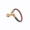 Pulsera de diseñador de cuero femenino de joyería de lujo con el logotipo de la marca Gold Heart en pulseras de moda elegantes de gama alta con caja