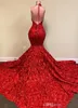 2022 Sexy rückenfreie rote Ballkleider Halter tiefer V-Ausschnitt Spitze Applikationen Meerjungfrau Abendkleid Rose Rüschen Partykleider für besondere Anlässe BC10882