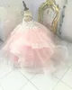 Rosa spets 2021 Flower Girl Klänningar Sheer Neck Tiers Balklänning Liten flicka Bröllopsklänningar Billiga nattvardsfestklänningar Klänningar ZJ737