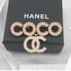 Classic Brand Luxury Desinger Brooch Women Gold Inlay Crystal Rhinestone Pearl Letters Brooches Suit Pin Fashion Jewelry Clothing 7691565