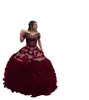 2022 Modest Mexican Charro Quinceanera Robes Robe de bal à plusieurs niveaux Vinatge brodé sur l'épaule Satin Organza Sweet 15 Dress 16 Girls Plus Size