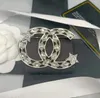 Prosty Projektant Marka Double Letter Broszki Geometryczne Brąz Sweter Suit Collar Pin Brooche Fashion Mężczyzna Kobiet Kryształ Rhinestone Pearl Broszka Biżuteria ślubna