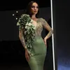 シックな緑の人魚のウエディングのドレス長袖のフリルの花のイブニングドレス注文のレースのアップリケグリッタースイープ列車パーティーガウン