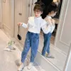 Abbigliamento adolescente Abbigliamento Bianco Bianco Blude + Jeans Teenage Lace Kids Girl Vestiti Set Casual Bambini Tracksuits 210528