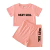 Bambini estivi Set manica corta O Collo T-shirt rosa Lettera laterale Fasce elastiche Pantaloncini Carino 2 pezzi Vestiti per ragazza 1-8T 210629