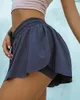 女性のヨガのスカートのショートパンツ2スポーツランニングシームレスなスカートの短いシームレスなスカートのためのフィットネスワークアウトプッシュアップジム通気性のクイックドライドレス