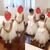 Vit härlig blomma flickor klänningar för bröllop Prinsessan Jewel Långärmade Snören Applikationer Stora Bow Sweep Train Liten Kids Holy Pageant Dress