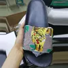 2020 Pantofola di design di migliore qualità Gear Bottoms Sandali a righe da uomo Causale antiscivolo Pantofole Huaraches estive Infradito Pantofola