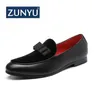 Zunyu 남성 공식 신발 Bowknot 웨딩 드레스 남성 아파트 신사 신분 신발에 캐주얼 미끄러짐 검은 특허 가죽 붉은 스웨이드 로퍼