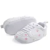 Baby Boys Girls Skor Nyfödd Broderi Heart Star First Walkers Söt Sjuka Bottom Kids PU Läder Preworker Sneakers