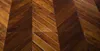 濃い赤い色のシェブロンフィッシュボーンアメリカンクルミ工房の木製のフロアーリングの寄木細工タイルの家の装飾インテリアデコ背景壁パネル