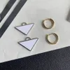 Charm högkvalitativa smycken kvinnor studs klassiska design örhängen rostfritt stål brev elagant stud örhänge med låda