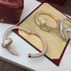 Ногти с бриллиантами Big Bangle 18 K Gold Никогда не исчезает официальные ювелирные украшения высококачественных брендов роскошного бренда Bangles Classic Style Bracel256Q