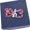 Pins, broches personalizados liga de metal branco vermelho cristal letras grego letras símbolo chapéu fraternidade 1913 broche para grupos