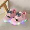 サイズ21-30子供の輝くスニーカーの子供の王女の弓のための女の子LEDの靴軽い靴とかわいい赤ちゃんのスニーカー210308