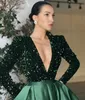 2022 Mörkgrön eleganta kvällsklänningar med långärmad Dubai Arabiska Sequins Satin Prom-kappor Party Dress Deep V-Neck High Split