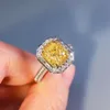 Anello da donna in zircone giallo con fascia da dito Gioielli di moda Zircone di lusso Anello di fidanzamento con pietre preziose per l'amante Regalo di San Valentino volontà e sabbia