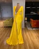 2021 Sexy Illusion Yellow Mermaid Formalne Suknie Wieczorowe Długie Rękawy Błyszczące Kryształy Zroszony V Neck Prom Sukienka Party Suknie Pełna długość