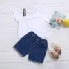 Летний детский костюм Европейская и американская мода девушки установить наклонный плечо с короткими рукавами футболки + разорванные джинсовые шорты 210515
