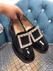 Med Box Women Shoes Luxury Designer Brand Dress Shoess Roge.R Viv Rangers Strass Buckle Loafers Spring and Fall Low Heel Almond Toes Patent Läder Loafer EU34-40