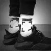 Off Fashion Herr Streetwear Strumpor Kvinnor Herr Högkvalitativ bomull All-match Arrow X Tryck Andas Svart Vit Blandning Fotboll Basket Sport Sock