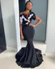 Black Mermaid Prom Klänningar Ruffled Sheer Jewel Neck Overkirt Evening Gowns Sweep Train Satin Custom Made Formal Dress