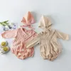 Vår Höst Spädbarn Baby Girls Rompers Kläder Bodysuit Långärmad Lace + Cap 0-2 år 210429