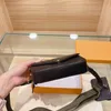 Mini Crossbody Сумка Сумки на плечо Сумки Классические тиснение Женщины Повседневная сумка Кошелек Кошелек Крышка Магнитная Кнопка Обританная Съемная вышивка Письмо