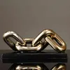 Nordic złoty łańcuch biuro dekoracje rzeźbiarskie studium pulpit rzemiosło ceramiczne figurki porcelanowe Pierścień Chain Home wystrój ozdoba 210811