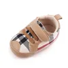 新しい子供の靴春と秋のモデル0-1歳の赤ちゃんの幼児靴ファッション格子ソフトソール快適なベビーシューズ