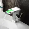 Banyo Lavabo Bataryaları Havzası 3 Renkler LED Musluk Şelale Değiştirildi Su Powered Tap Mikseri