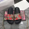 Designer män kvinnor tofflor trycker blommor tofflor gummi glider blommig platt flip flops sommarstrand utomhus sandal låda