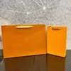 Bolsa de papel de regalo Original naranja, bolsos de mano, bolso de compras de moda de alta calidad, entero, más barato, ap012498