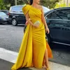 Sexy One-Shoulder-Abschlussballkleider mit abnehmbarem Rock, hoch geschlitzter Satin, heißes Gold, Übergröße, arabisches Aso Ebi-Abend- und Empfangskleid