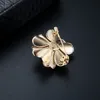 Svart Vit Enamel Brosches Pearl Flower Brosch Pins Business Soats Tops Badge för kvinnor Mäns Mode Smycken Will och Sandy