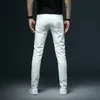 Sommarmän broderade tunna vita jeans mode avslappnad avancerad stretch denim byxor manliga märke byxor 210318