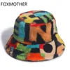 FOXMOTHER extérieur multicolore arc-en-ciel fausse fourrure lettre motif seau chapeaux femmes hiver doux chaud Gorros Mujer 220107
