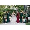 2023 Modest Emerald Green Side Split Long Bridesmaid Dresses Sexig bröllopsfestklänningar Skillnad Halring Billiga brudtärklänning C281E